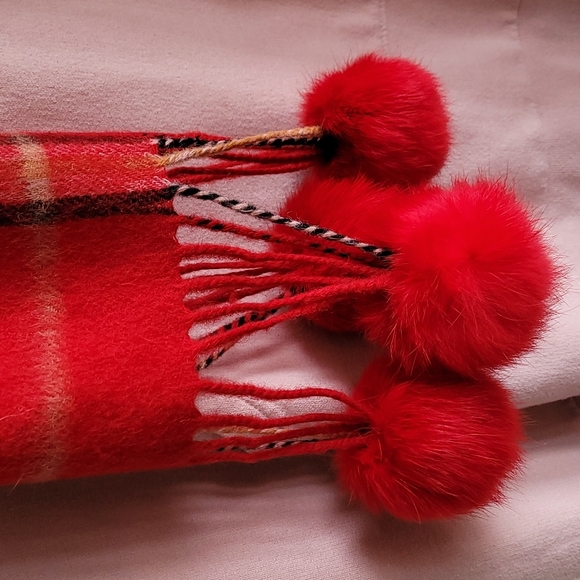 NWOT Macy's Plaid Pompom Scarf - Picture 8 of 10